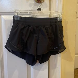 Lululemon Womens 2.5 Hotty Hot Short Black Size 4